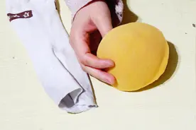 把女士内衣里面这种海绵拿出来，缝在袜子上还能这么用视频封面