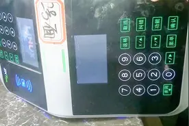 食堂刷卡机屏幕花屏，拔插一下这条线就好了视频封面