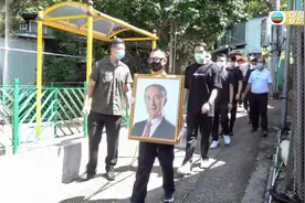 TVB【娱乐新闻台】赌王灵柩移送义庄 何猷龙捧遗照随行视频封面