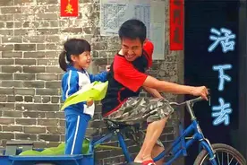 这才是父亲该有的样子，残疾父亲为了女儿撑起一片天，感人微电影视频封面