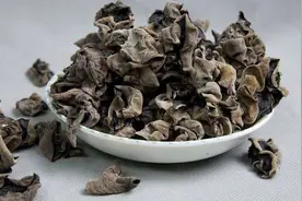木耳不要只用水泡了，学会这个诀窍，泡发的木耳又大又软视频封面