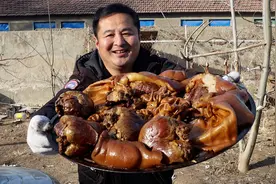 1个大猪头、5颗猪心、1套大肠，做一些熏肉，烟熏香味，很美味视频封面