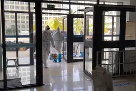 内蒙古一高校封校食堂“停摆” “兄弟”高校出手上演暖心一幕视频封面