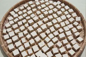 做豆腐乳就喜欢用石膏水做得老豆腐，做法和配比全告诉你视频封面