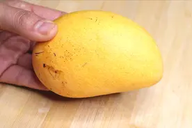 今天才知道，芒果去皮去核这么简单，学会这一招，轻松剥出芒果肉