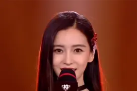 32岁baby新造型太惊艳！穿半开长裙秀美腿，现身英雄联盟表演赛