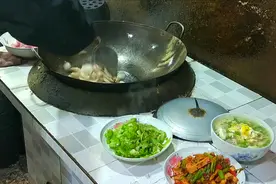 网友说我家经常菜不够吃，舍不得多炒菜，你觉得今天的伙食丰盛吗视频封面