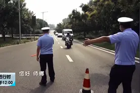 北京交警突击检查摩托车违法行为！多名司机被处罚！视频封面