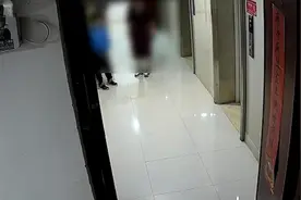 男孩电梯口小便还对着监控挑衅 邻居：家长根本不管！视频封面