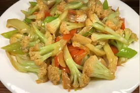 不放肉的菜花一样好吃，像我这样做，一顿一大盘不够吃