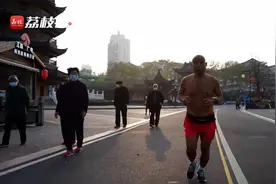 大爷光膀子跑步14年每天15公里：曾经一直要吃药，现在从不生病！视频封面