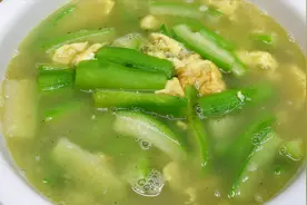 很多朋友不会做丝瓜汤，做法很简单，丝瓜脆嫩不发黑，汤鲜味美