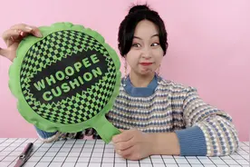 试玩整蛊玩具放屁垫，一屁股坐上去，这声音太尴尬了！