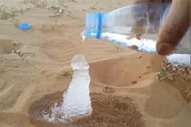 在沙漠中倒一瓶水有多恐怖？水用生命告诉你，这真不是人干的事！视频封面