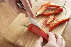 手被辣椒辣到不要怕，教你几个小妙招，轻松缓解灼烧感，回家试试视频封面