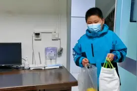8岁儿子给在值班妈妈送亲手做的饭菜,一一耐心介绍,爸爸态度更赞视频封面