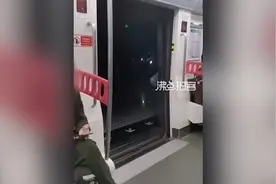 重庆地铁停电乘客淡定等待 车厢外一片漆黑视频封面