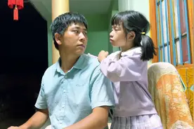 食品厂上班第2天，加班到11点才回家，女儿的做法让人暖心视频封面