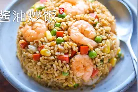 酱油炒饭  普通的炒饭也能做出大厨的味道