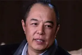 64岁张铁林被处刑！李诞：英国人不叫你皇阿玛了？你回国干嘛视频封面