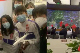 凯旋！中国女足专机进入中国领空 工作人员激动挥舞国旗视频封面