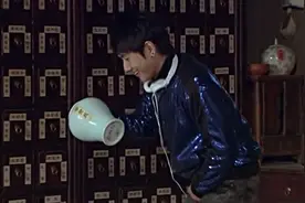 小伙太任性！尿急找不着厕所！竟选择用古董花瓶解决！视频封面