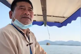 失恋小伙坐西湖游船独自哭泣 船夫大叔一番话安慰太治愈感动网友视频封面