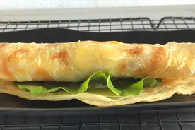 手抓饼的正宗做法，简单好吃，一次做10张冻起来，早餐3分钟解决