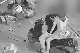 情侣凌晨路边“秀恩爱”被5名男子抢劫！劫匪：太惹眼了，看不惯视频封面