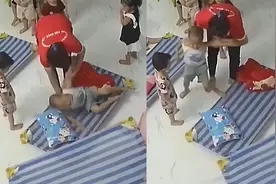 幼师为了整理床垫，一把拉起正在熟睡的孩子，动作粗鲁网友吵翻了视频封面