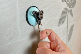 吸盘挂钩总是掉？不用一分钱，一个小动作，就可以和钉的一样牢固视频封面