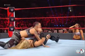 WWE：茹比遭哈特锁腿痛苦不堪，暴动小队出手，莎夏贝莉火速赶上视频封面
