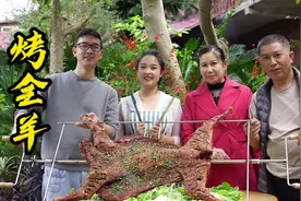 950买只黑山羊，小向做烤全羊吃，小火慢烤4小时，皮脆肉嫩吃过瘾
