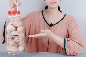 鸡蛋是如何装进空油桶中的？姑娘亲身演示，方法简单，快学一学视频封面