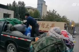 济南大学生收集300套军训服送村民：洗干净再打包分发，已坚持4年视频封面