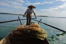 野外实拍农村人捞虾子！隐藏在大山里的水库，野生鱼虾非常多视频封面