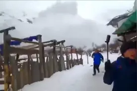 云南一景区突发雪崩 大量积雪倾泻而下气势漫天，游客边跑边拍照