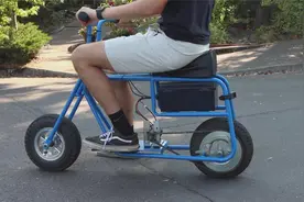 牛人自制迷你两轮电动车，功率达7000瓦，崎岖道路也能顺畅行驶！视频封面