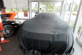 异地恋美女送男友一辆定制超跑，拉开车布的瞬间，惊艳了所有人视频封面