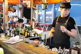在韩国路边小酒吧，喝当地特色的小酒，创意口感都很好，值得一喝视频封面