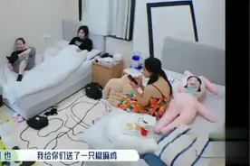 周也说出自己瘦身的秘密，不吃晚饭，一星期瘦十斤！视频封面