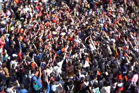 街头广场，童声突然唱响《我爱你中国》瞬间湿润双眼，祝福祖国视频封面