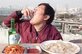 兴森今天心情不太好，一个人在楼顶喝闷酒，一口一杯，真替他担心