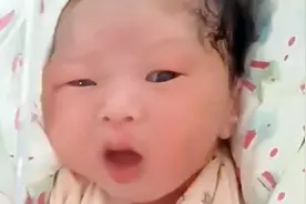 刚出生十分钟的小婴儿，小眼睛瞅了一圈，接下来的表情太可爱了视频封面