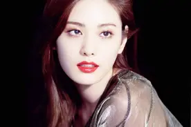 三度荣获世界第一美女！“乳胶”连衣裙太过惊艳，这谁顶的了视频封面