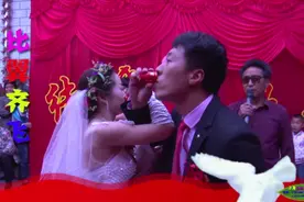二丫和老公看4年前结婚录像，结婚典礼场面热闹隆重，温馨幸福