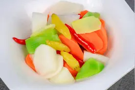 厨师长教你农家泡菜如何腌制，酸甜可口嘎嘣脆，制作方法有诀窍