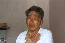 大爷没有病，却给自己贴满了膏药视频封面