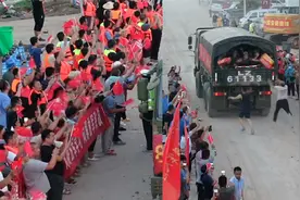 河南民众夹道送别子弟兵 追车"疯狂投喂" 网友：笑着笑着就哭了视频封面