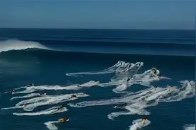 无人机拍到夏威夷罕见50英尺高巨浪 有摩托艇被抛向天空